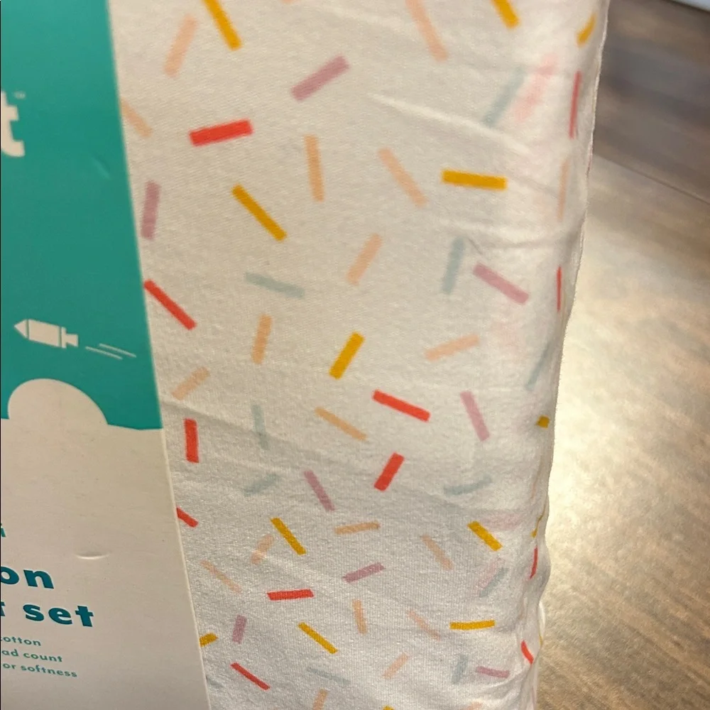 Pillowfort Confetti Cotton Sheet Set - White with Multicolor Sprinkles - Picture 7 of 8
